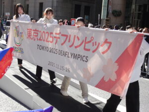 夕暮れの東京を思わせる穏やかなスタジアムのイメージ