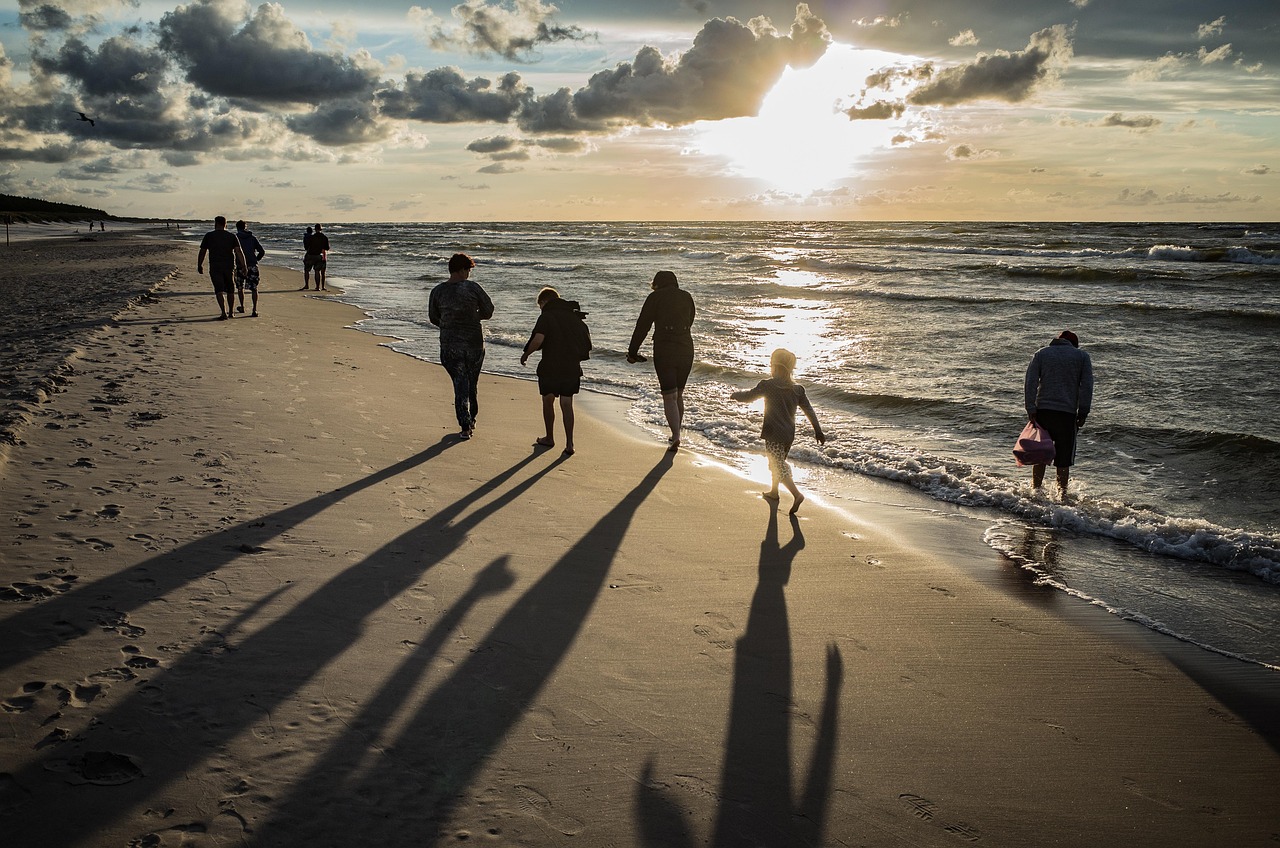 beach, people, sea, sand, footprints, walking, strolling, by the beach, silhouettes, shadows, nature, backlighting, ocean, seashore, shore, coast, coastline, family, vacation, holiday, horizon, seascape, waves