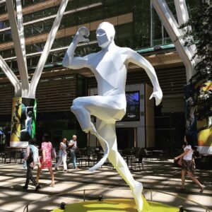 静かな競技場の外観を思わせるイメージ写真