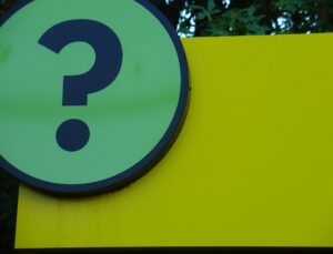 質問と答えを象徴する静かなテーブル風景のイメージ